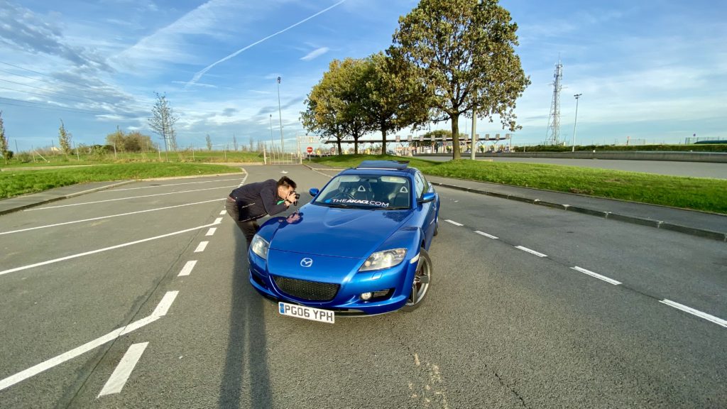 Jimmy prend en photo la Mazda