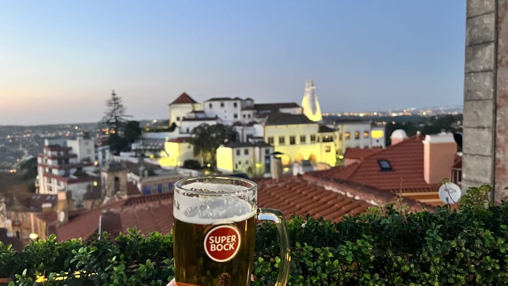 Vue sur ma bière et sur Sintra