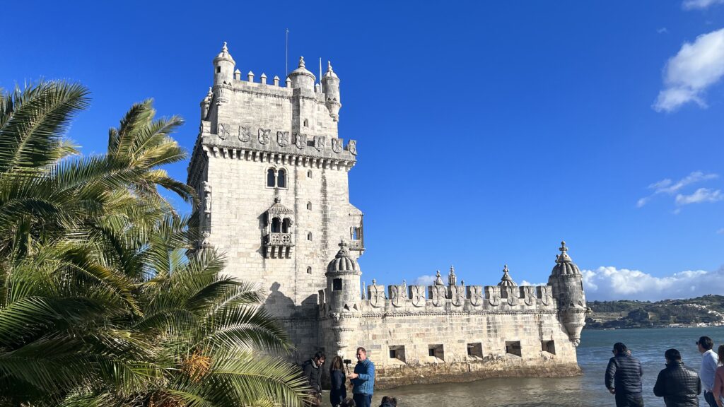 La tour de Belém entourée du Tage