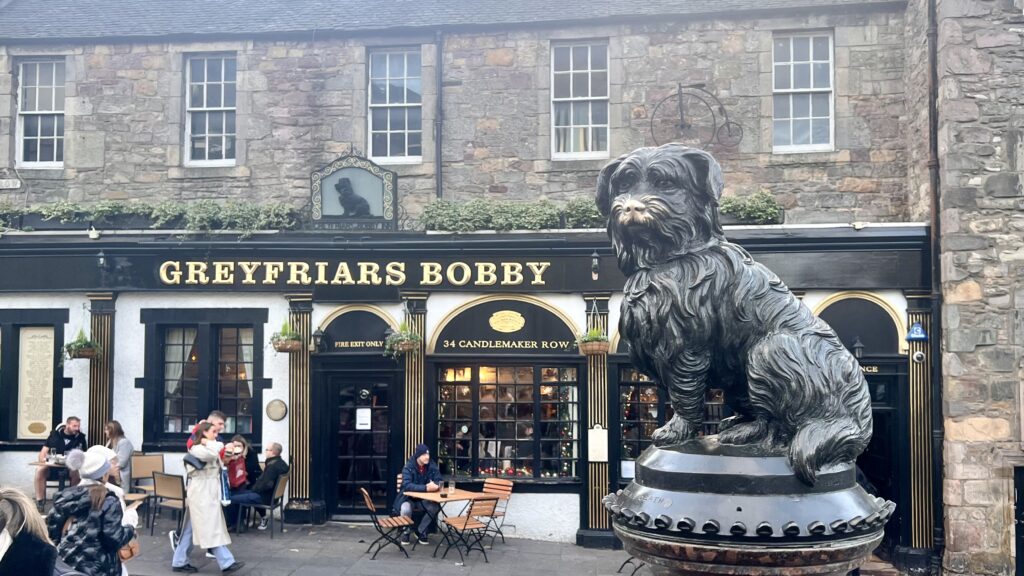 La statue de Bobby devant le pub qui porte son nom