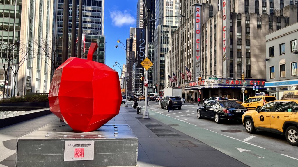 La gran Manzana, oeuvre représentant une pomme rouge au coeur de New York