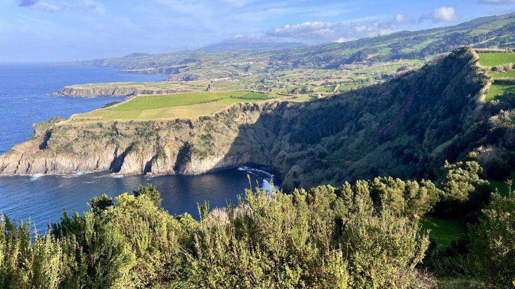 Les falaises qui forment la frontière des Açores