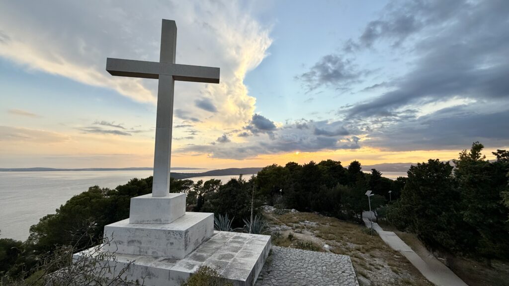 La croix en haut de la colline de Marjan