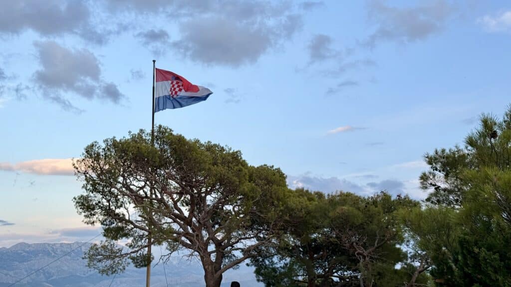 Drapeau de la Croatie flottant