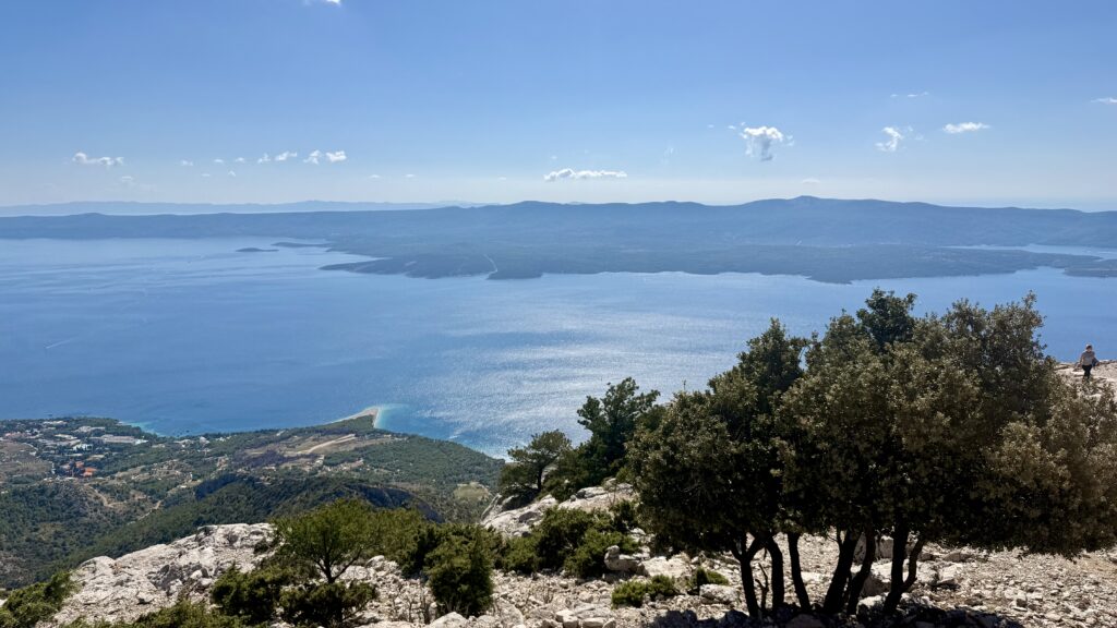 Vue panoramique de Bol en contrebas