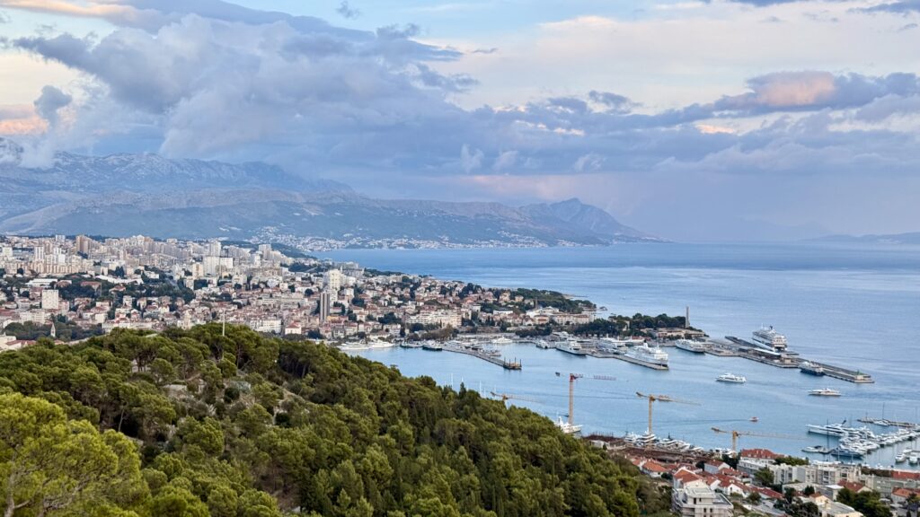 La vue du port de Split depuis le haut de la colline