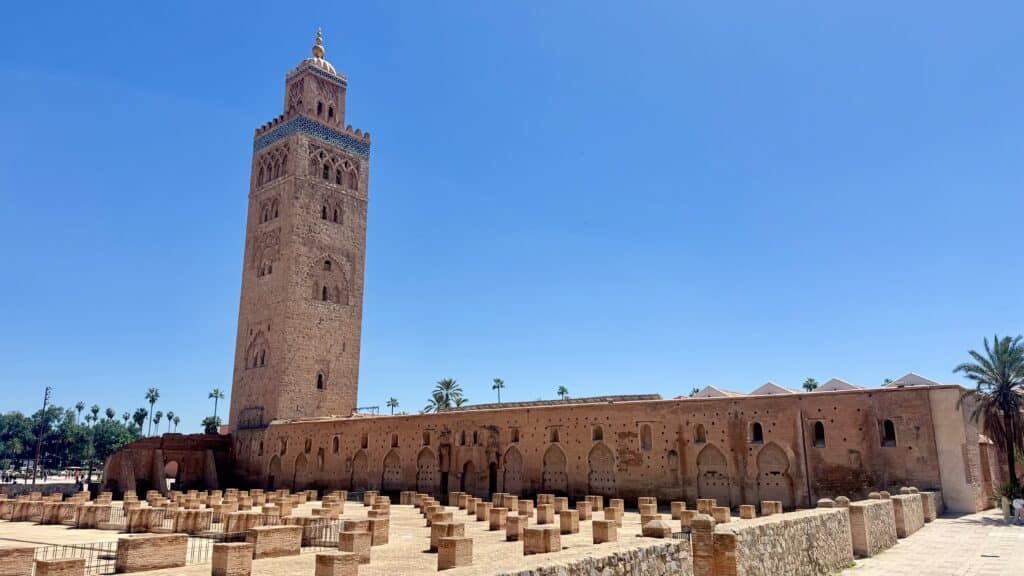 La Mosquée Koutoubia à côté des restes de l'ancienne mosquée